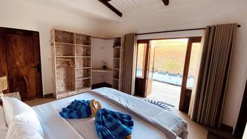 Villa, 3 Bedrooms, Beach View | 3 bilik tidur, gebar bulu kapas, meja, Wi-fi percuma