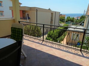 Apartment (Standard One Bedroom Apartment) | Balcony