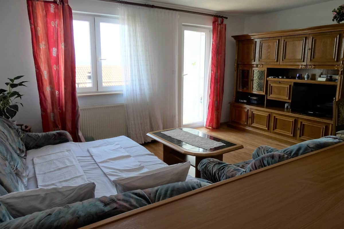 Ein Wohnzimmer mit einer Couch, einem Couchtisch und Holzschränken.