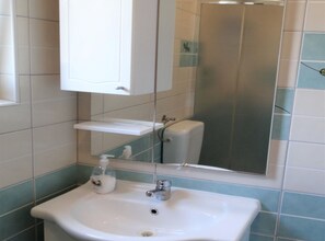 Apartamento (Two Bedroom Apartment with Sea View a) | Baño | Ducha, secador de pelo y toallas
