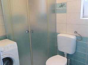 Apartment (Two Bedroom Apartment with Sea View a) | Bathroom | Shower, hair dryer, towels