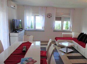 Apartamento (Two Bedroom Apartment with Sea View a) | Sala de estar