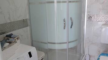 Apartamento (Two Bedroom Apartment with Balcony an) | Banheiro | Chuveiro, toalhas de banho