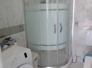 Apartment (Two Bedroom Apartment with Balcony an) | Bathroom | Shower, towels
