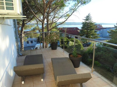 Selce Shorefront Apartment With Balcony and Sea View