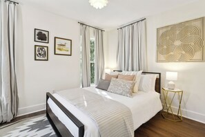 2 bedrooms, desk, iron/ironing board, free WiFi - Charming 2-bedroom cottage in peaceful Ocean Springs with AC (Ocean Springs)