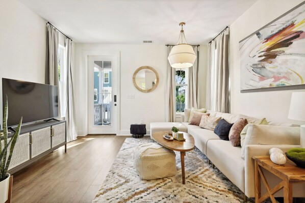 Living area - Charming 2-bedroom cottage in peaceful Ocean Springs with AC (Ocean Springs)