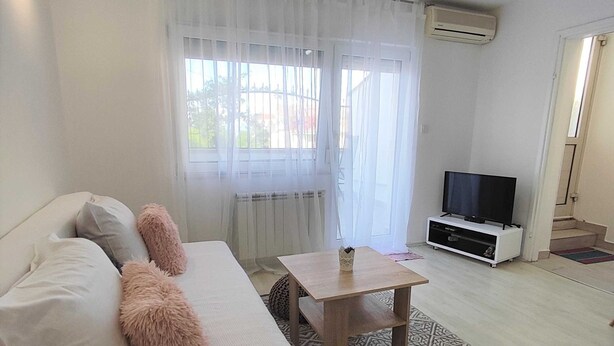 อพาร์ทเมนท์ (One Bedroom Apartment) | ห้องนั่งเล่น | ทีวีจอแบน 32 นิ้ว พร้อมช่องเคเบิล
