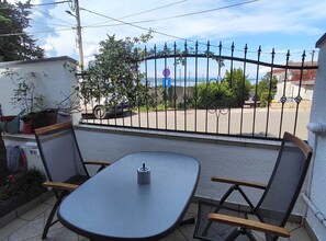 아파트 (One Bedroom Apartment) | 테라스/파티오