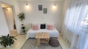 อพาร์ทเมนท์ (One Bedroom Apartment) | ห้องนั่งเล่น | ทีวีจอแบน 32 นิ้ว พร้อมช่องเคเบิล