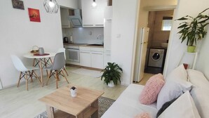 อพาร์ทเมนท์ (One Bedroom Apartment) | ห้องนั่งเล่น | ทีวีจอแบน 32 นิ้ว พร้อมช่องเคเบิล