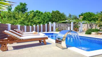 Villa (Tranquil Getaway Polje Villa with Poo) | Alberca al aire libre
