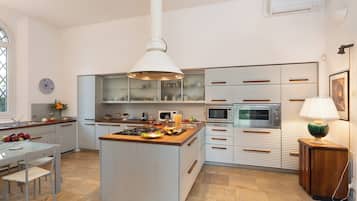 Frigorifero, microonde, forno, piano cottura