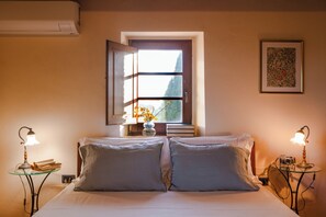 6 bedrooms, iron/ironing board, free WiFi, bed sheets