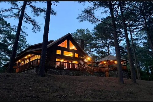 Grand View from the Top w/ hot tub & pool table 