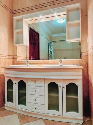 SĂšche-cheveux, serviettes fournies, savon, papier toilette