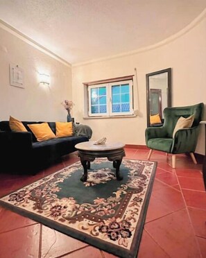 Living area - Lisbon elegance at quiet beach escape!

 (Nadadouro)