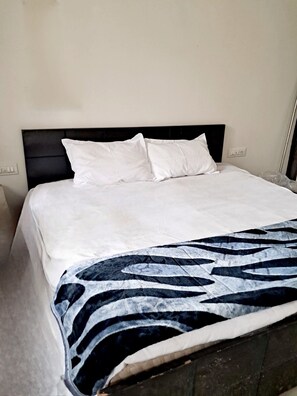 8 bedrooms, iron/ironing board, WiFi, bed sheets