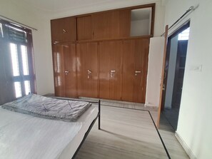 8 bedrooms, iron/ironing board, WiFi, bed sheets