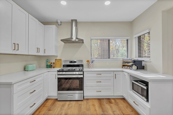 Kjøleskap, mikrobølgeovn, ovn og kokeplater