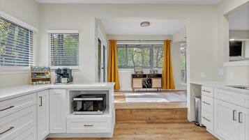 Réfrigérateur, micro-ondes, four, plaque de cuisson