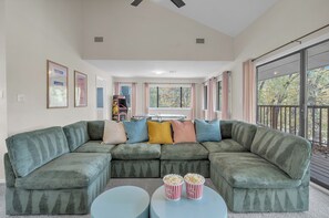 Téléviseur connecté, foyer, table de ping-pong, livres