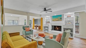 TV connectée, cheminée, table de tennis de table, livres