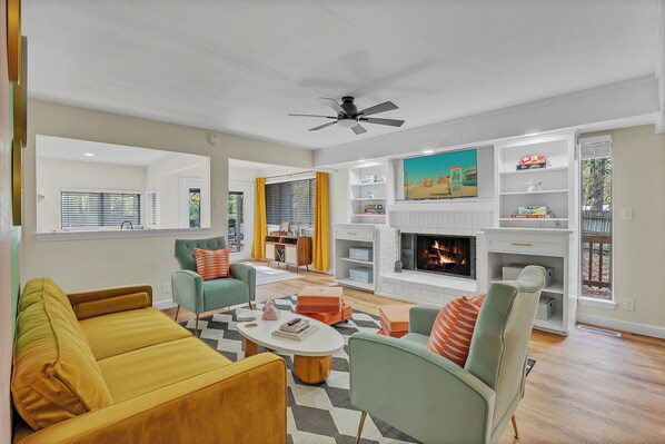 Smart TV, fireplace, ping pong, books