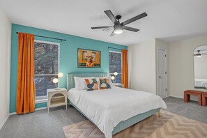 5 chambres, bureau, fer et planche à repasser, lit de bébé portatif