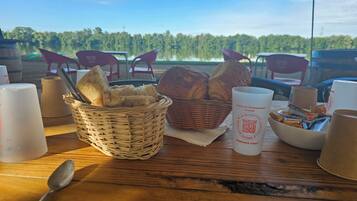Petit déjeuner continental (7.5 EUR par personne)