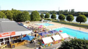 A swimming pool area with a restaurant named "Majitas & Terrasse" adjacent to it. - Camping de Thoissey - Val de Saône (Saint-Didier-sur-Chalaronne)