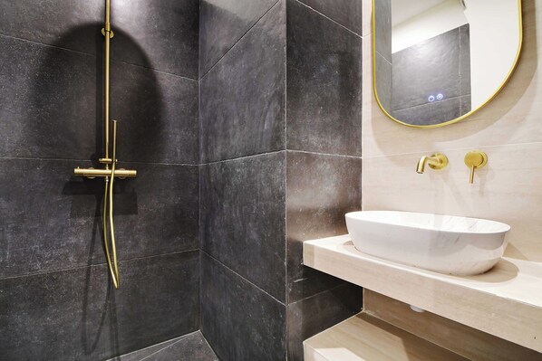 Apartment | Bathroom