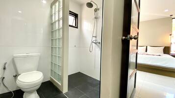Quarto premium | Banheiro | Chuveiro, toalhas de banho, sabonete, shampoo