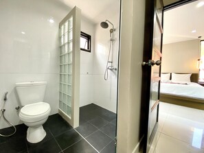 Premium Room | Bathroom | Shower, towels, soap, shampoo - Mamatel Boutique (Kamala)