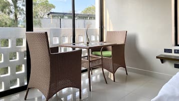Habitación Premium | Área de sala de estar | Televisión LCD de 45 cm con canales por cable