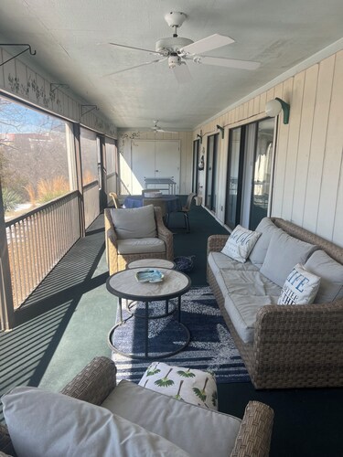 WHY KNOT GET AWAY! 3 BD/2BTH  
DOCK Available for boat 26>