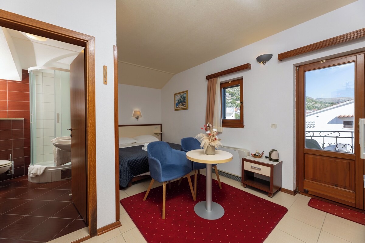 Standard Double Room with Balcony and Sea View | Allergitestet sengetøy, minibar, safe på rommet og skrivebord