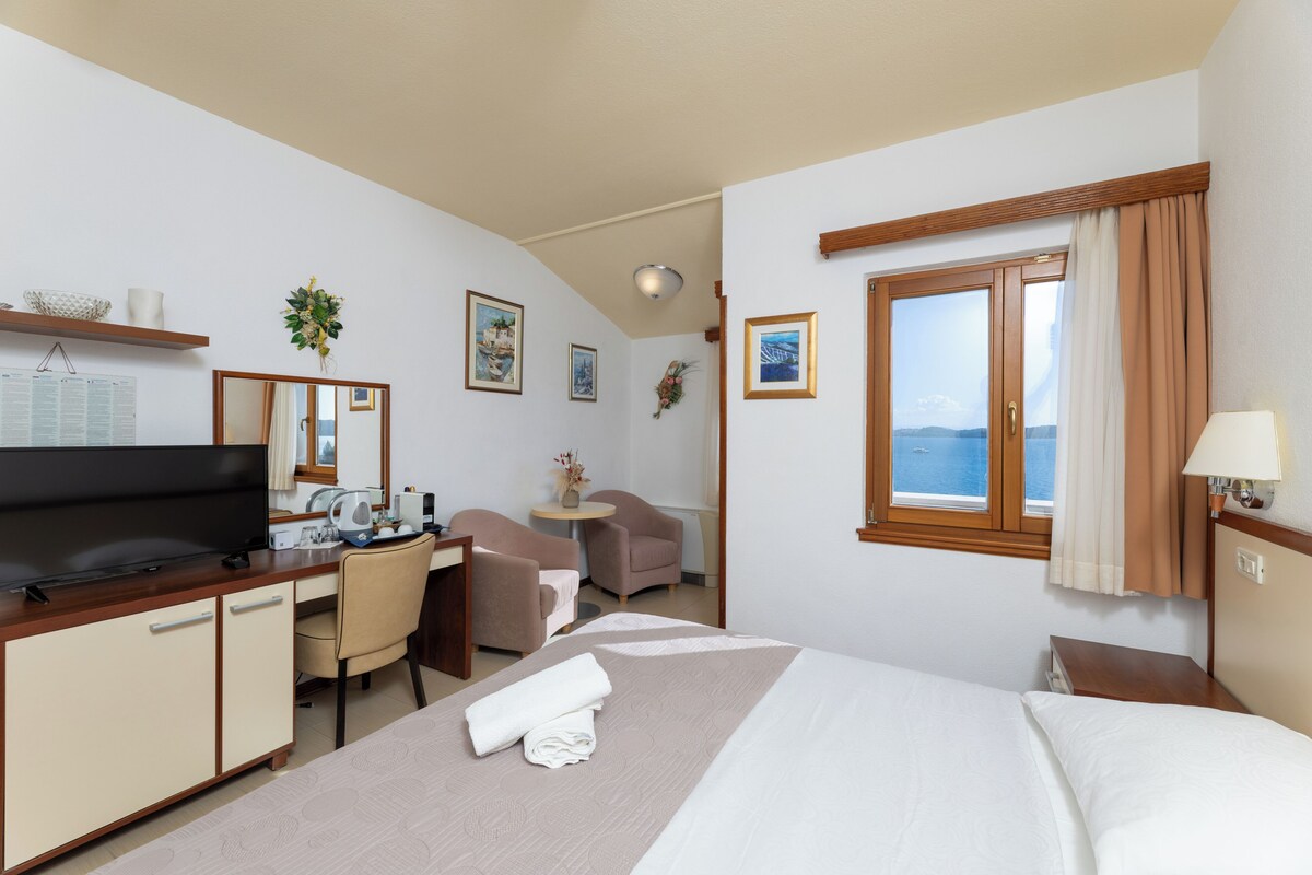 Hypo-allergenic bedding, minibar, in-room safe, desk