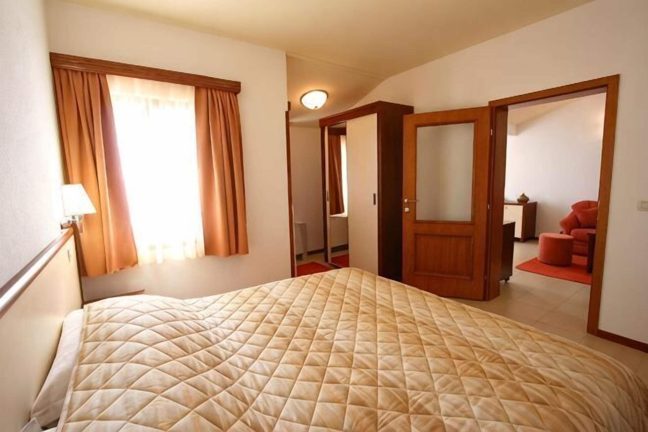 Hypo-allergenic bedding, minibar, in-room safe, individually decorated