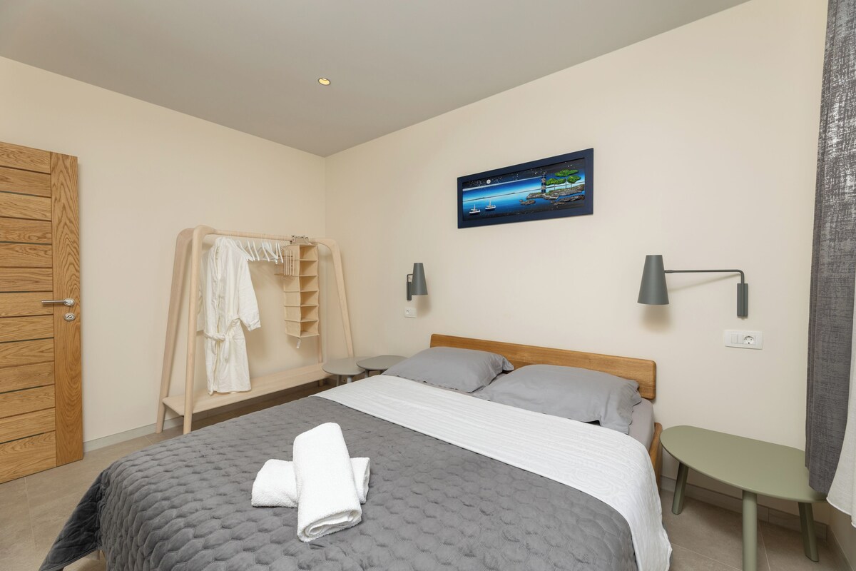 Hypo-allergenic bedding, minibar, in-room safe, desk