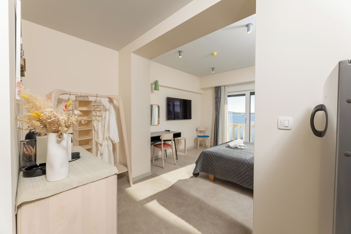 Hypo-allergenic bedding, minibar, in-room safe, desk