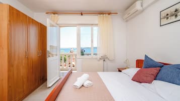 Traditional Studio, 1 Queen Bed, Beach View, Beachfront | 1 bedroom, hypo-allergenic bedding, minibar, in-room safe