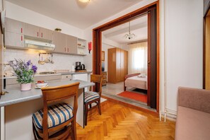 Studio truyền thống, 1 giường cỡ queen, quang cảnh bãi biển, sát bãi biển | 1 phòng ngủ, bộ đồ giường kháng dị ứng, minibar, két bảo mật tại phòng