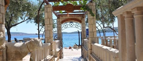 Se sirven desayunos, comidas y cocina mediterránea con vista a la playa