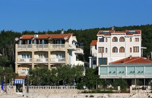 Traditionellt loft - 2 queensize-sängar - havsutsikt - mot vattnet | Allergitestade sängkläder, minibar och värdeförvaringsskåp på rummet