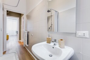 Apartment, 1 Schlafzimmer, Nichtraucher, Stadtblick | Badezimmer | Haartrockner, Bidet, Handtücher, Toilettenpapier