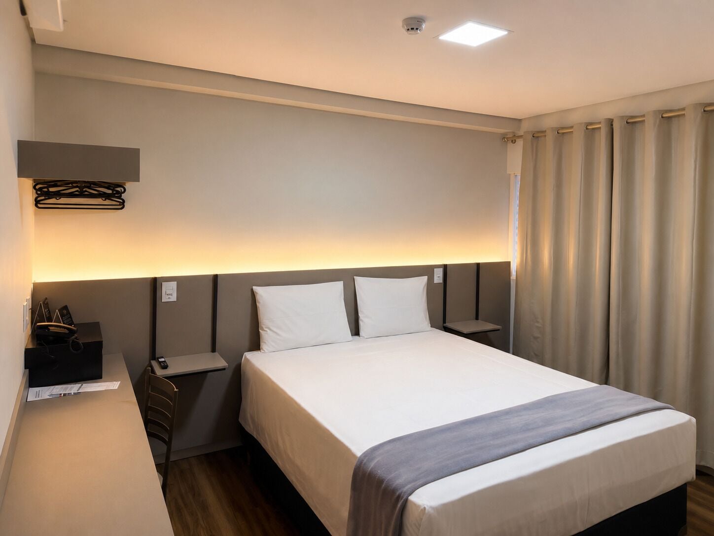 Quarto casal standard | Espaço de trabalho para notebook, Wi-Fi de cortesia, roupa de cama