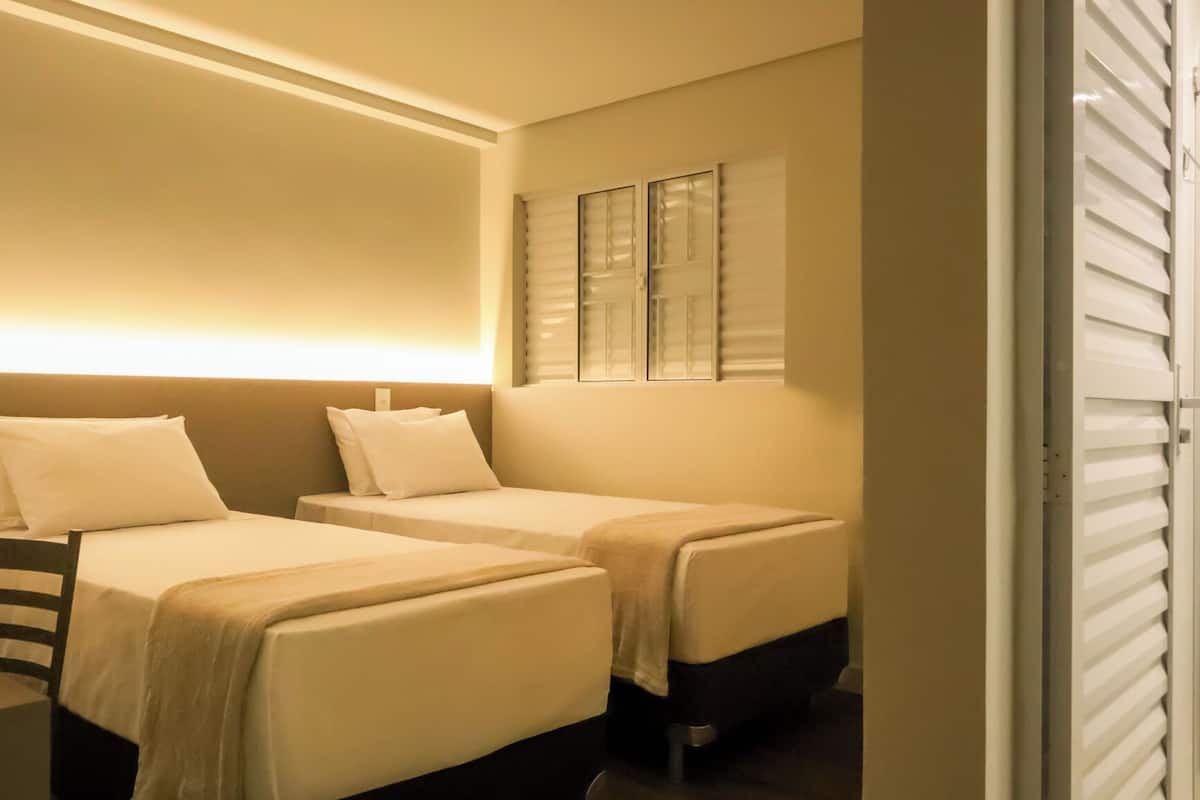 Habitación estándar con 2 camas individuales | Espacio para trabajar con laptop, wifi gratis y ropa de cama