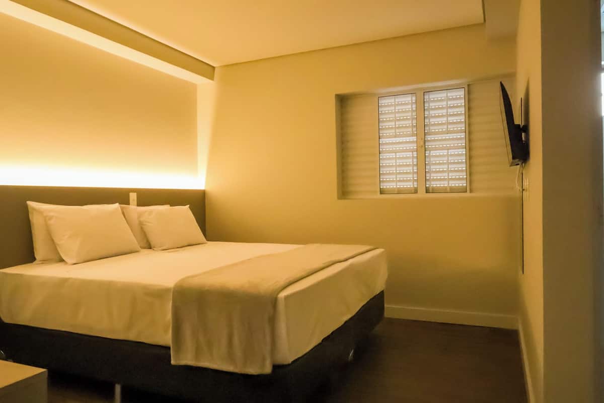 Espacio para trabajar con laptop, wifi gratis y ropa de cama