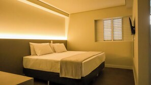 Espacio para trabajar con laptop, wifi gratis y ropa de cama